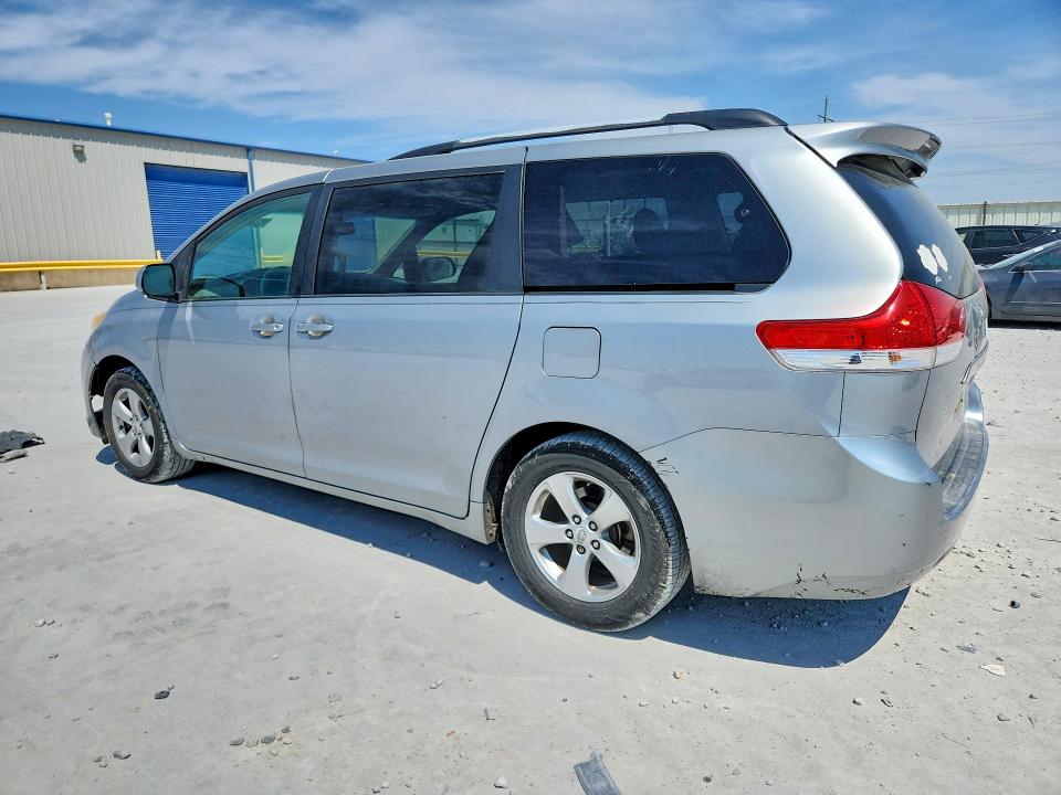 2011 Toyota Sienna მანქანა იყიდება აუქციონზე, vin: 5TDKK3DC8BS165805, აუქციონის ნომერი: 63889196