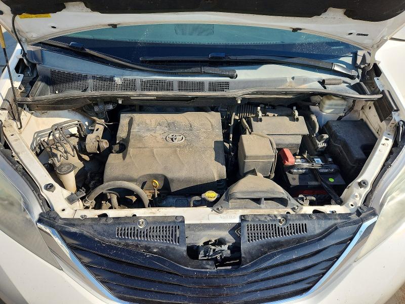 61409906 :رقم المزاد ، 5TDKK3DC9BS146695 vin ، 2011 Toyota Sienna مزاد بيع