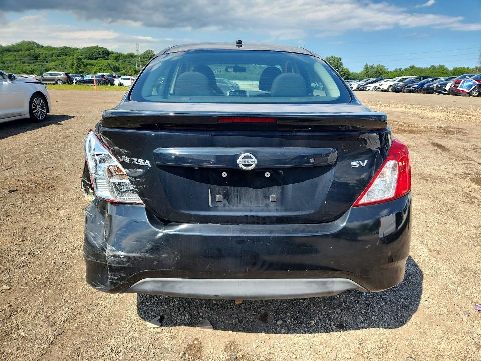 64773526 :رقم المزاد ، 3N1CN7AP1JL884301 vin ، 2018 Nissan Versa مزاد بيع