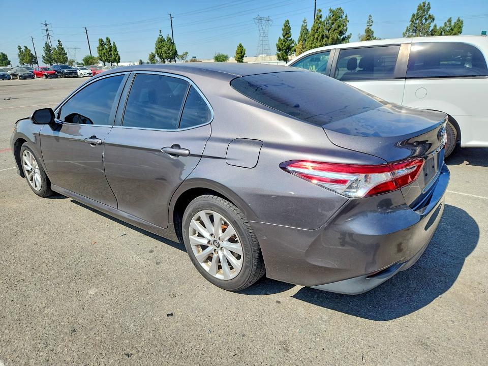 64136416 :رقم المزاد ، 4T1B11HK0JU530380 vin ، 2018 Toyota Camry L/le/xle/se مزاد بيع