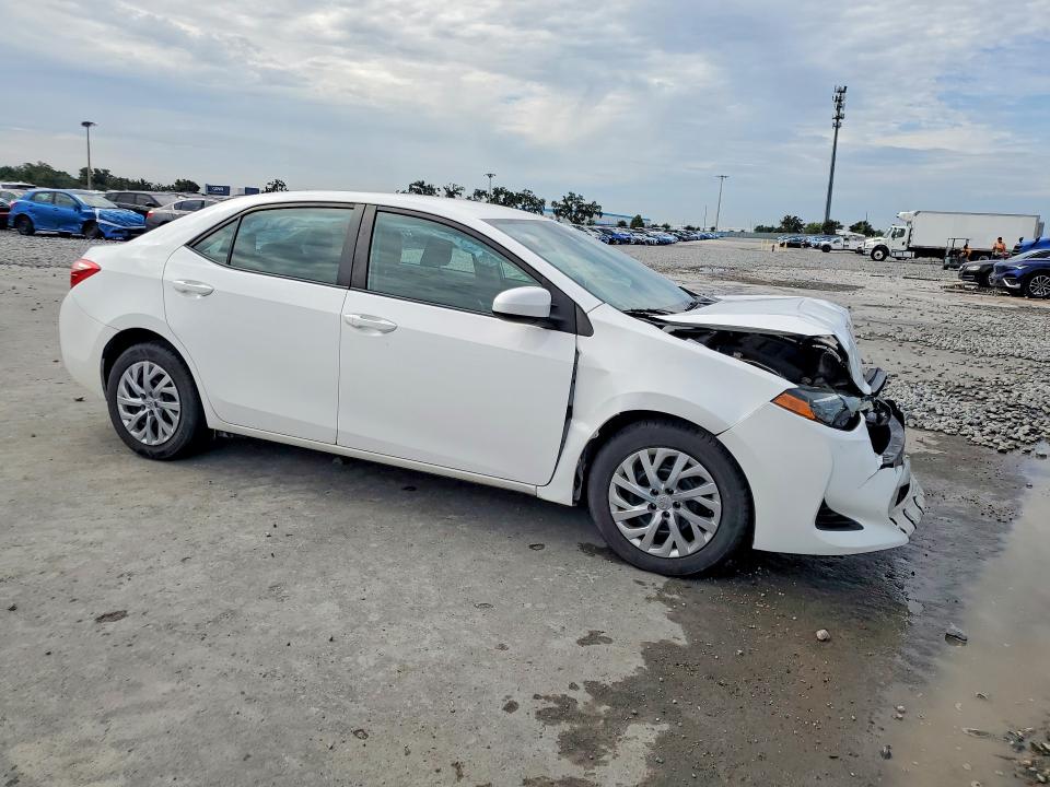 2018 Toyota Corolla მანქანა იყიდება აუქციონზე, vin: 2T1BURHE0JC117960, აუქციონის ნომერი: 63727136