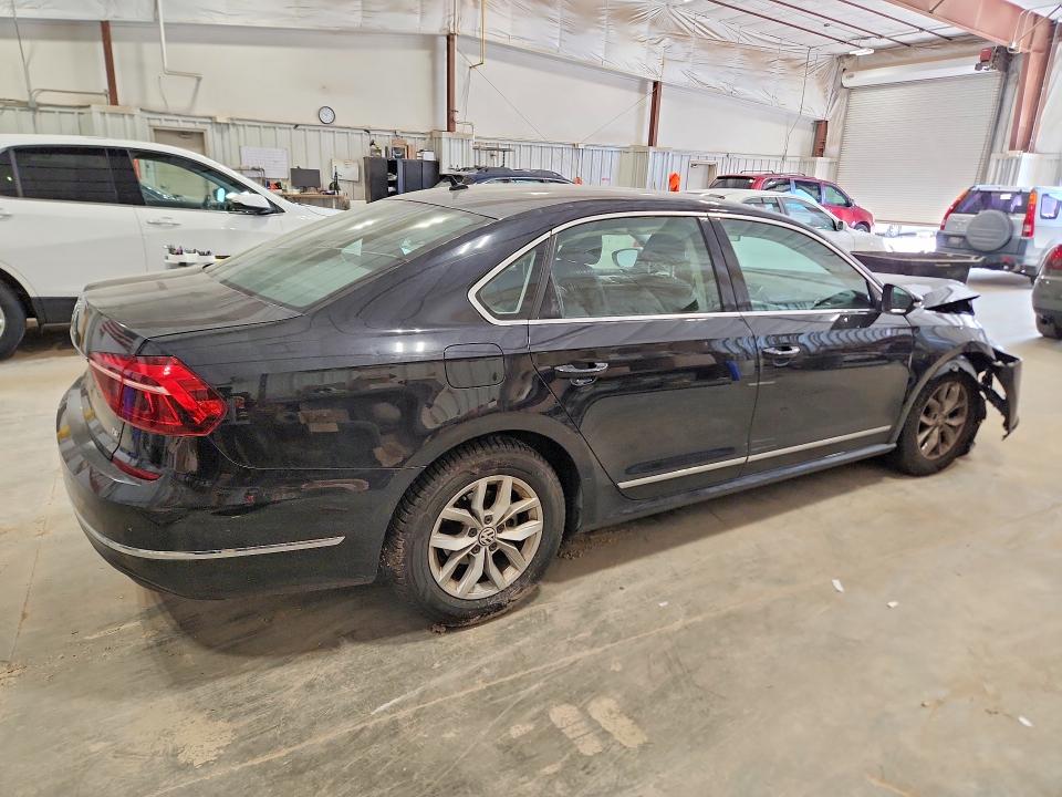 66071006 :رقم المزاد ، 1VWAT7A38HC045238 vin ، 2017 Volkswagen Passat مزاد بيع