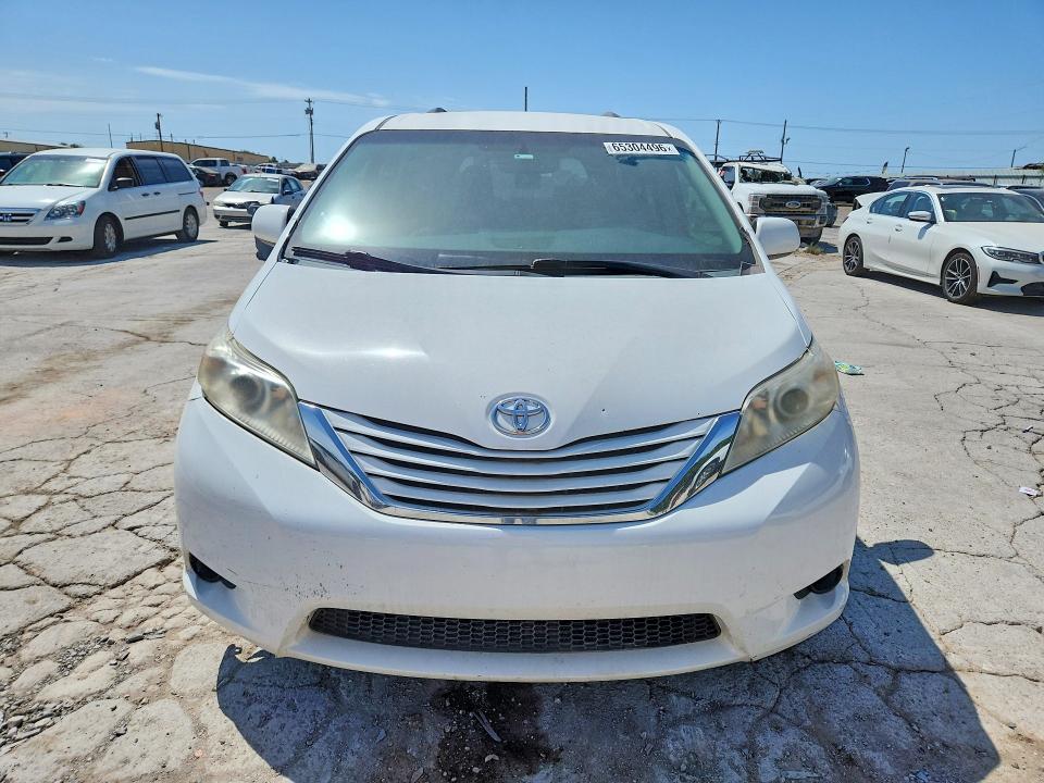 65304496 :رقم المزاد ، 5TDKK3DC1FS582818 vin ، 2015 Toyota Sienna مزاد بيع