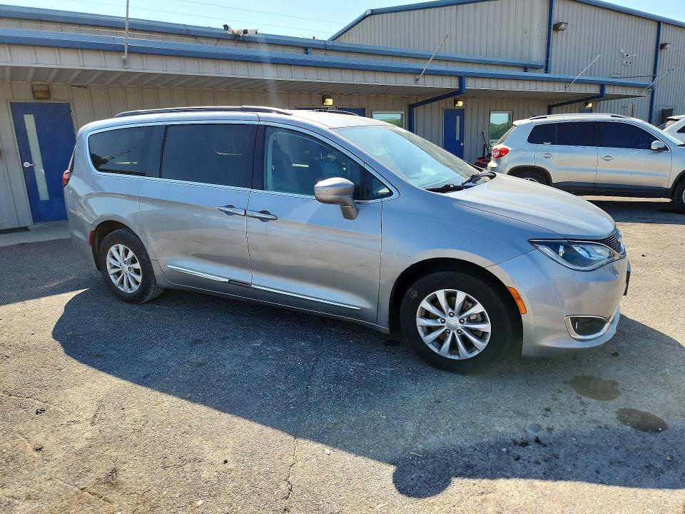 Продажа на аукционе авто 2017 Chrysler Pacifica, vin: 2C4RC1BG3HR576780, номер лота: 64336426