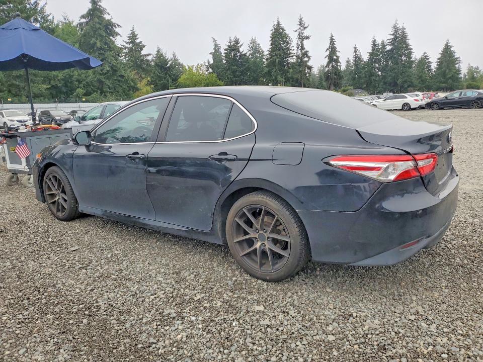 64423496 :رقم المزاد ، 4T1B11HK3JU074181 vin ، 2018 Toyota Camry مزاد بيع