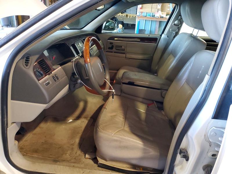 2011 Lincoln Town Car მანქანა იყიდება აუქციონზე, vin: 2LNBL8CVXBX761236, აუქციონის ნომერი: 63425236