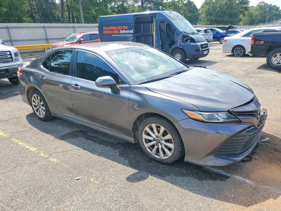 66193216 :رقم المزاد ، 4T1B11HK2JU547858 vin ، 2018 Toyota Camry مزاد بيع