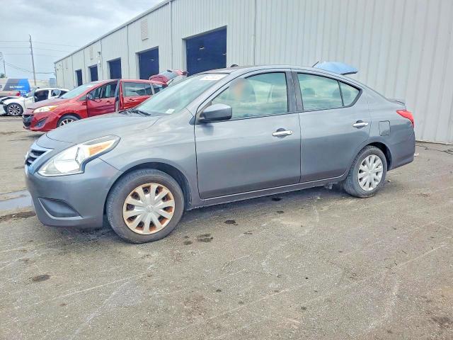64218336 :رقم المزاد ، 3N1CN7AP9HL814894 vin ، 2017 Nissan Versa مزاد بيع