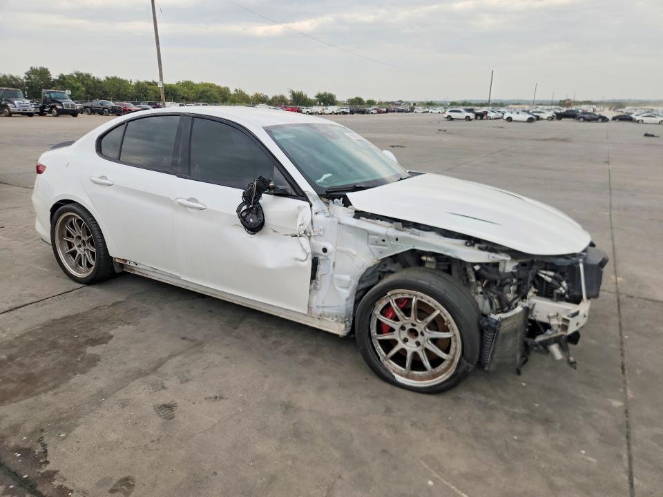 66636586 :رقم المزاد ، ZARFAEAV3H7549893 vin ، 2017 Alfa Romeo Giulia مزاد بيع
