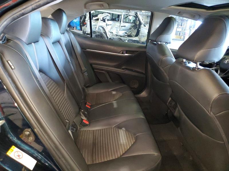 63885976 :رقم المزاد ، 4T1B11HK3JU503724 vin ، 2018 Toyota Camry مزاد بيع