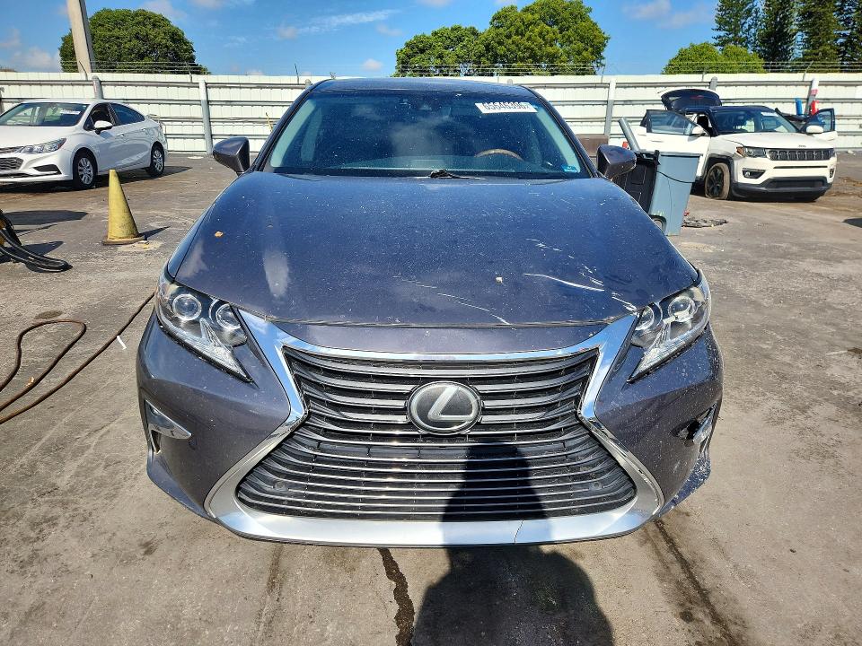 65646396 :رقم المزاد ، 58ABK1GG2HU079157 vin ، 2017 Lexus Es مزاد بيع