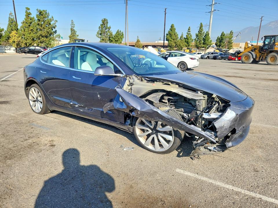 63592746 :رقم المزاد ، 5YJ3E1EA6JF171327 vin ، 2018 Tesla Model 3 مزاد بيع