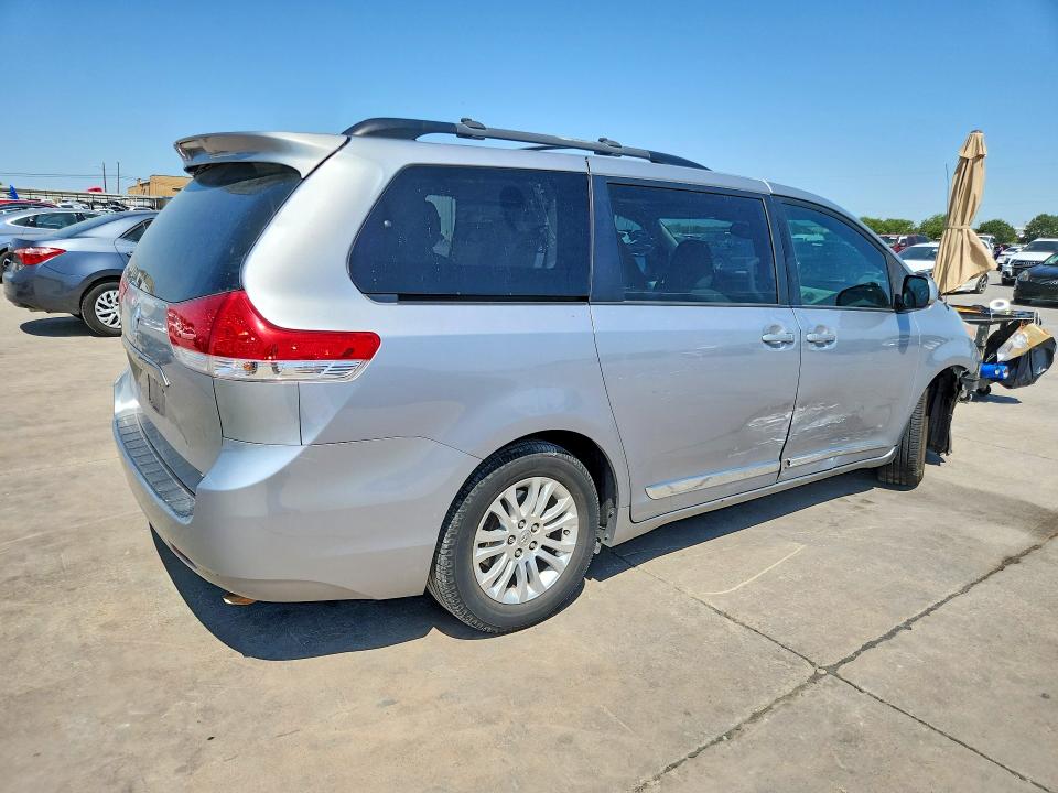 64704766 :رقم المزاد ، 5TDYK3DC5DS395010 vin ، 2013 Toyota Sienna مزاد بيع
