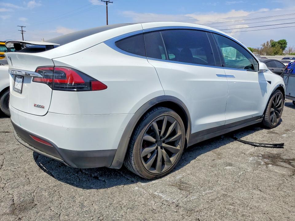 Продажа на аукционе авто 2018 Tesla Model X, vin: 5YJXCBE46JF105237, номер лота: 63526016