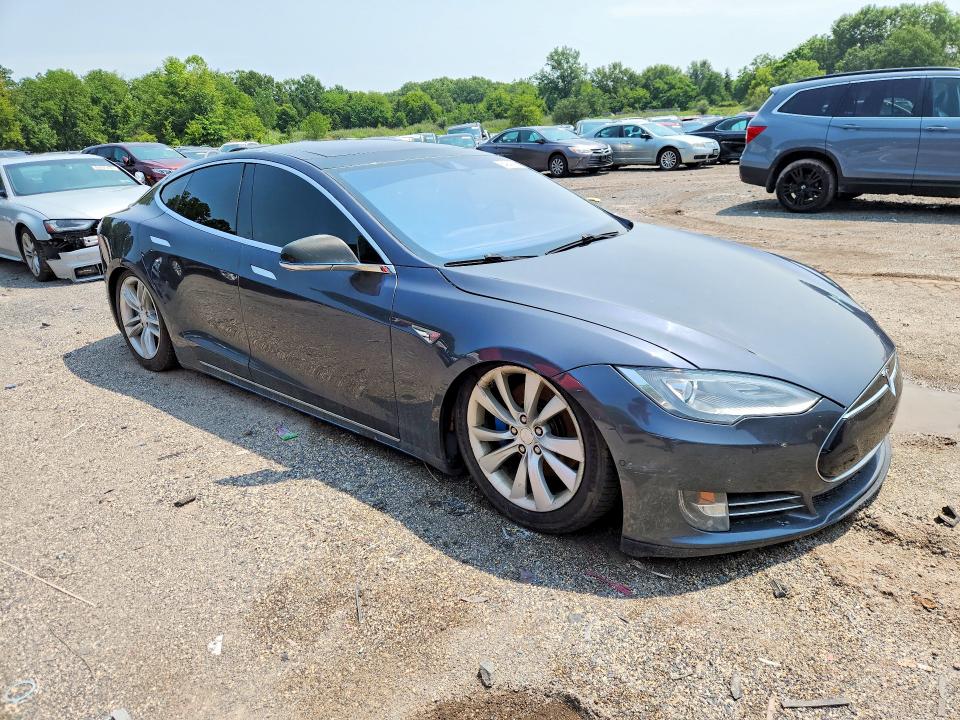 Продаж на аукціоні авто 2015 Tesla Model S, vin: 5YJSA1H25FFP74031, номер лоту: 64041426