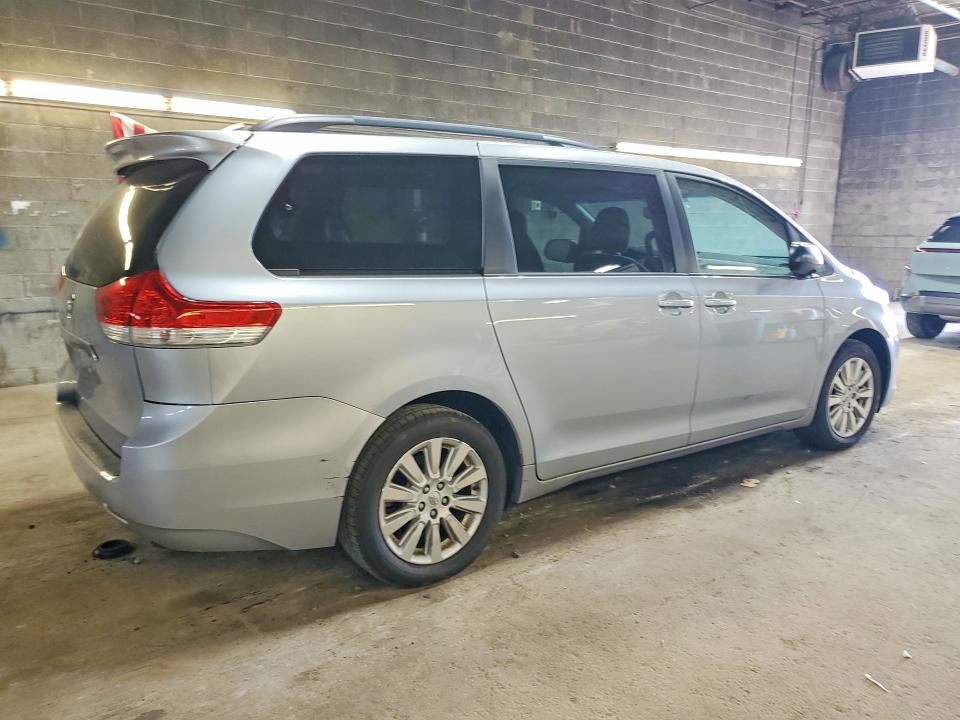 2014 Toyota Sienna მანქანა იყიდება აუქციონზე, vin: 5TDJK3DC1ES090560, აუქციონის ნომერი: 64929656