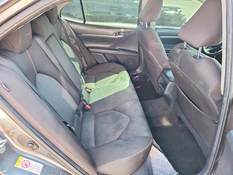 64136416 :رقم المزاد ، 4T1B11HK0JU530380 vin ، 2018 Toyota Camry L/le/xle/se مزاد بيع
