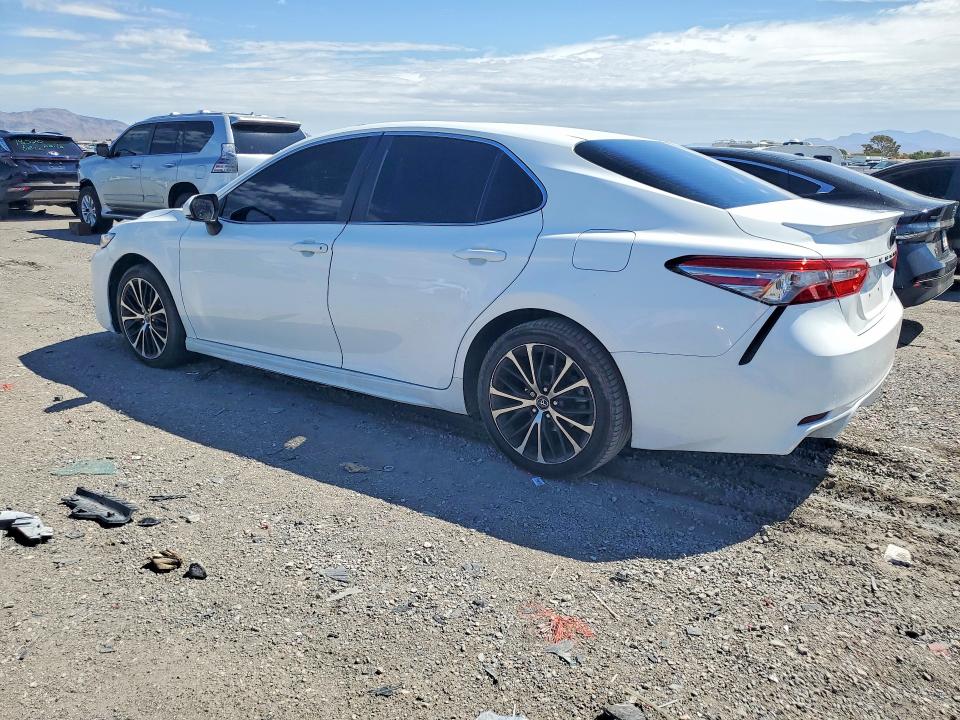 64343516 :رقم المزاد ، 4T1B11HK3JU094611 vin ، 2018 Toyota Camry مزاد بيع