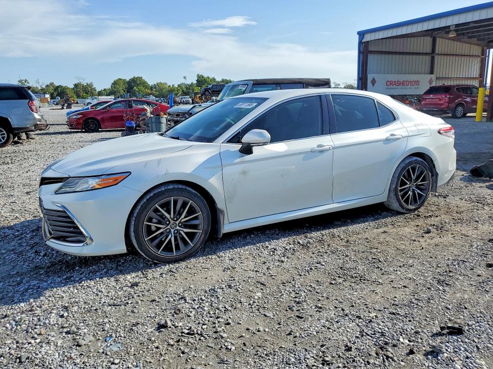 65811596 :رقم المزاد ، 4T1F11AK6MU444202 vin ، 2021 Toyota Camry مزاد بيع