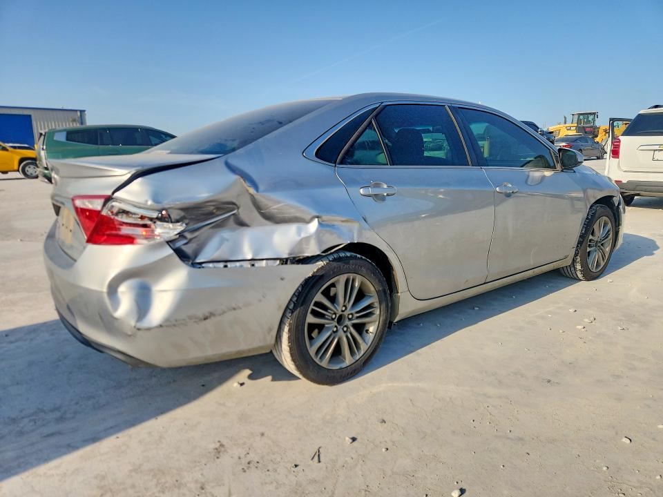 64100446 :رقم المزاد ، 4T1BF1FK7FU059209 vin ، 2015 Toyota Camry مزاد بيع