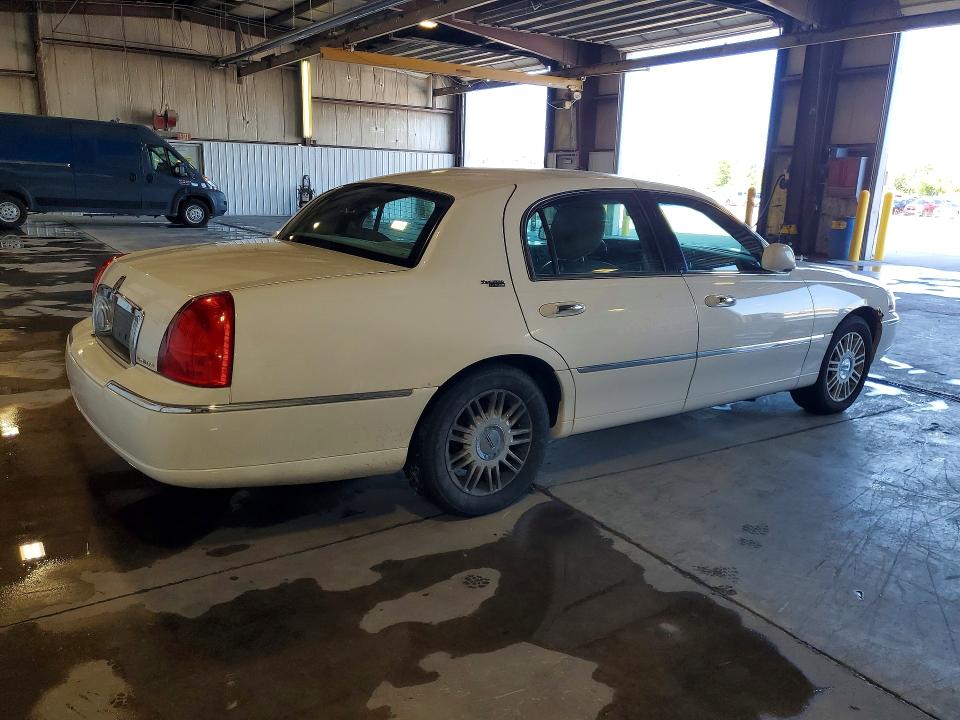2011 Lincoln Town Car მანქანა იყიდება აუქციონზე, vin: 2LNBL8CVXBX761236, აუქციონის ნომერი: 63425236