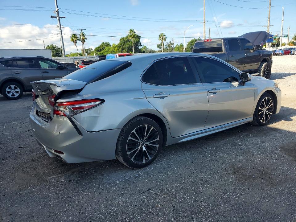 64784866 :رقم المزاد ، 4T1B11HK6JU044463 vin ، 2018 Toyota Camry مزاد بيع