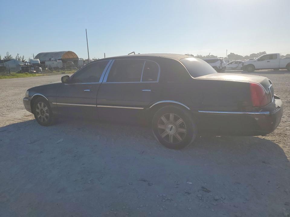 2007 Lincoln Town Car მანქანა იყიდება აუქციონზე, vin: 1LNHM84W17Y637300, აუქციონის ნომერი: 65474886