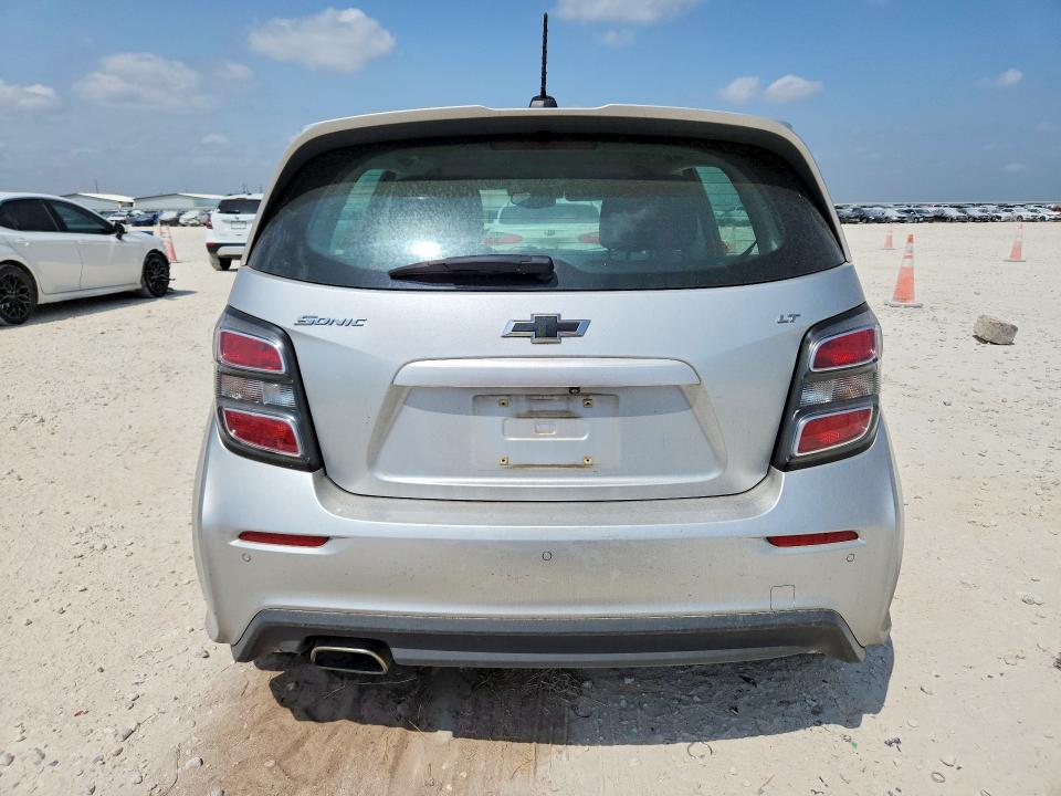 63860716 :رقم المزاد ، 1G1JD6SH6J4129572 vin ، 2018 Chevrolet Sonic مزاد بيع