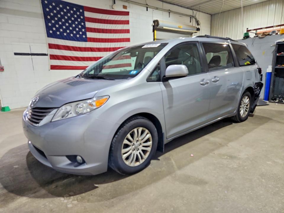 64012076 :رقم المزاد ، 5TDYZ3DC9HS897908 vin ، 2017 Toyota Sienna مزاد بيع