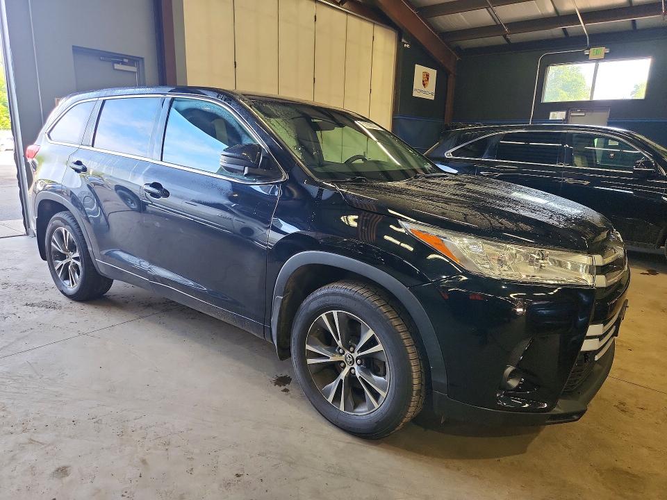 Продаж на аукціоні авто 2018 Toyota Highlander, vin: 5TDBZRFH6JS808738, номер лоту: 63936326