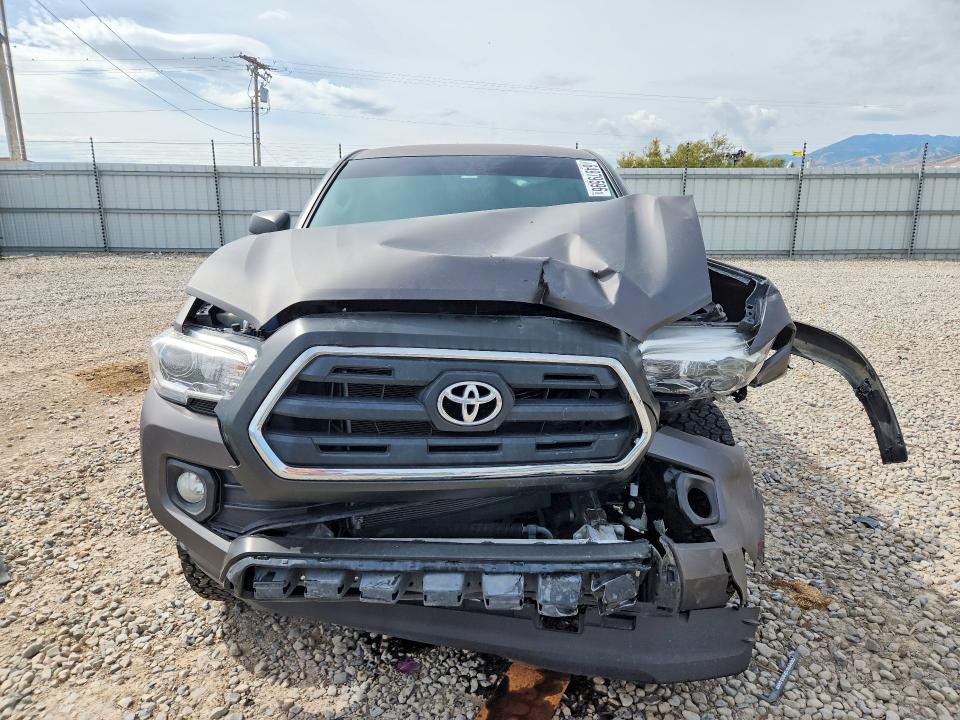 64979596 :رقم المزاد ، 5TFCZ5AN3HX117925 vin ، 2017 Toyota Tacoma مزاد بيع