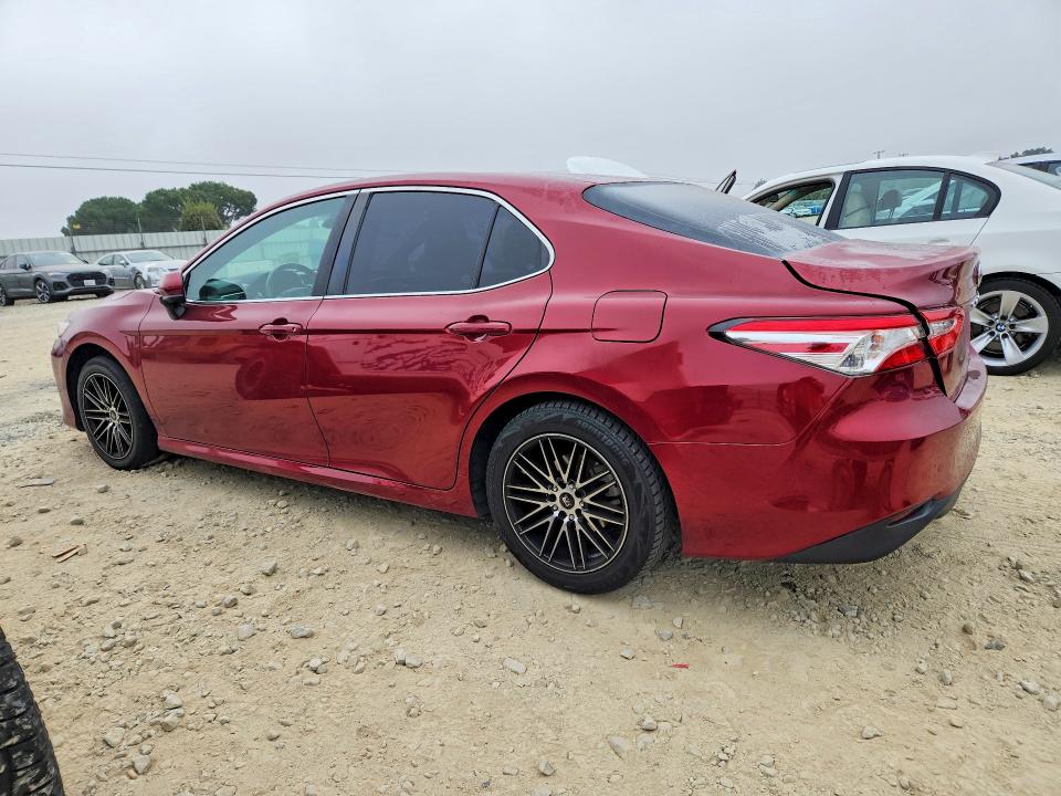 64661896 :رقم المزاد ، 4T1B11HK3JU600843 vin ، 2018 Toyota Camry مزاد بيع