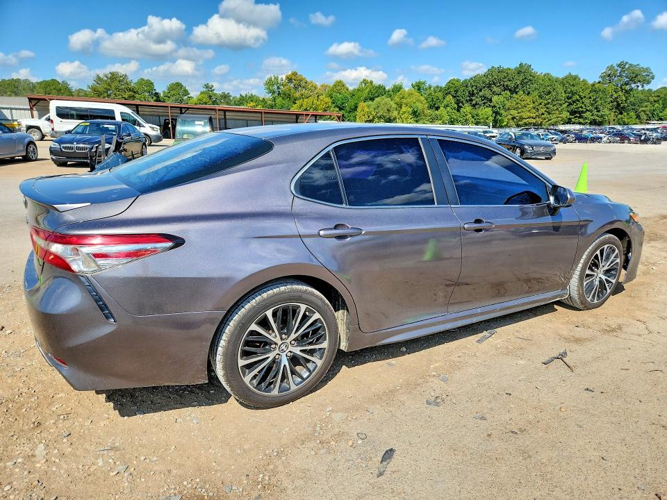 2018 Toyota Camry მანქანა იყიდება აუქციონზე, vin: 4T1B11HK4JU590484, აუქციონის ნომერი: 64144026