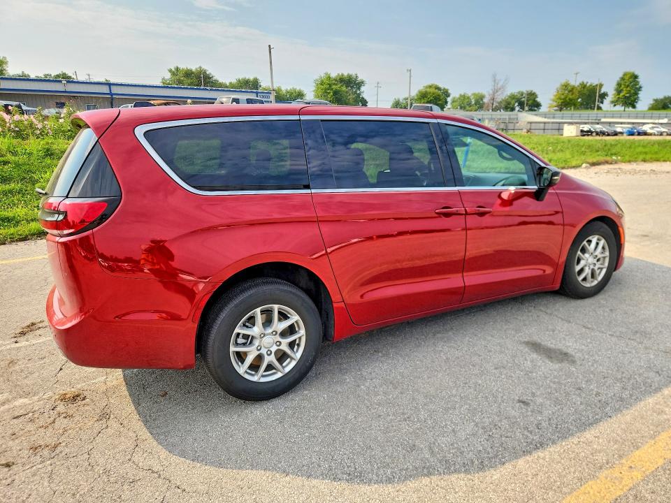 Продаж на аукціоні авто 2027 Chrysler Pacifica, vin: 2C4RC1BGXVR580207, номер лоту: 64005956