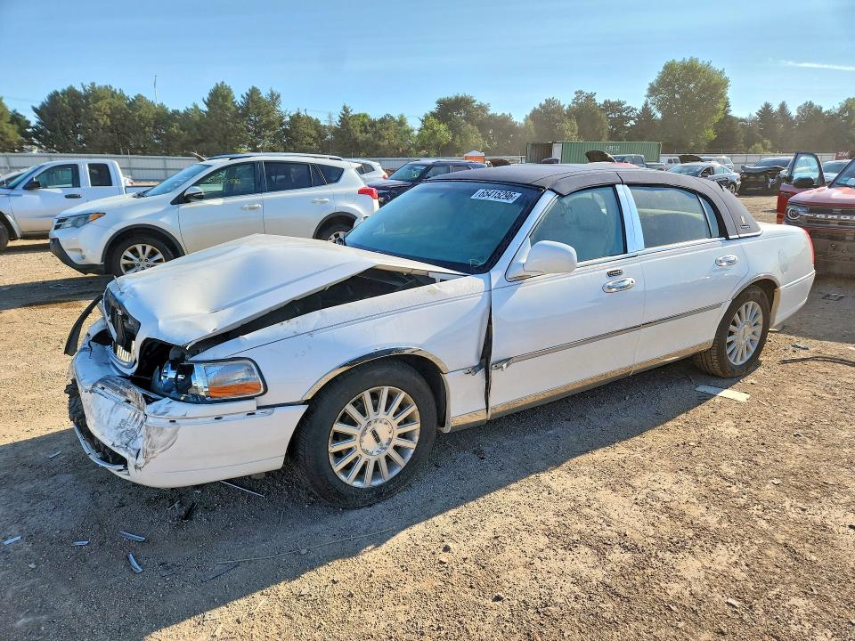 65415296 :رقم المزاد ، 1LNHM81W34Y668953 vin ، 2004 Lincoln Town Car مزاد بيع
