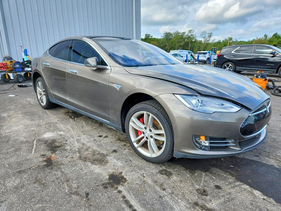 67109276 :رقم المزاد ، 5YJSA1H45FF089187 vin ، 2015 Tesla Model S مزاد بيع