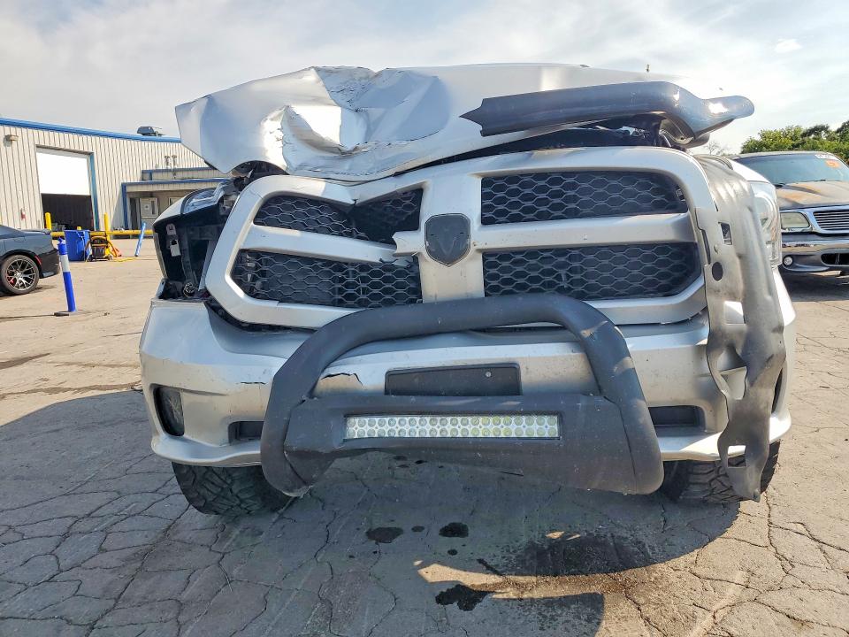 64104206 :رقم المزاد ، 1C6RR7FG0JS185996 vin ، 2018 Ram 1500 مزاد بيع