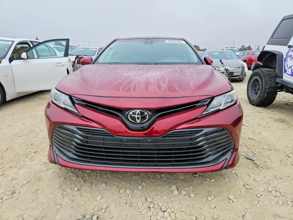 64661896 :رقم المزاد ، 4T1B11HK3JU600843 vin ، 2018 Toyota Camry مزاد بيع