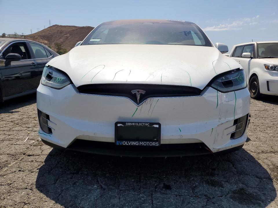 Продажа на аукционе авто 2018 Tesla Model X, vin: 5YJXCBE46JF105237, номер лота: 63526016