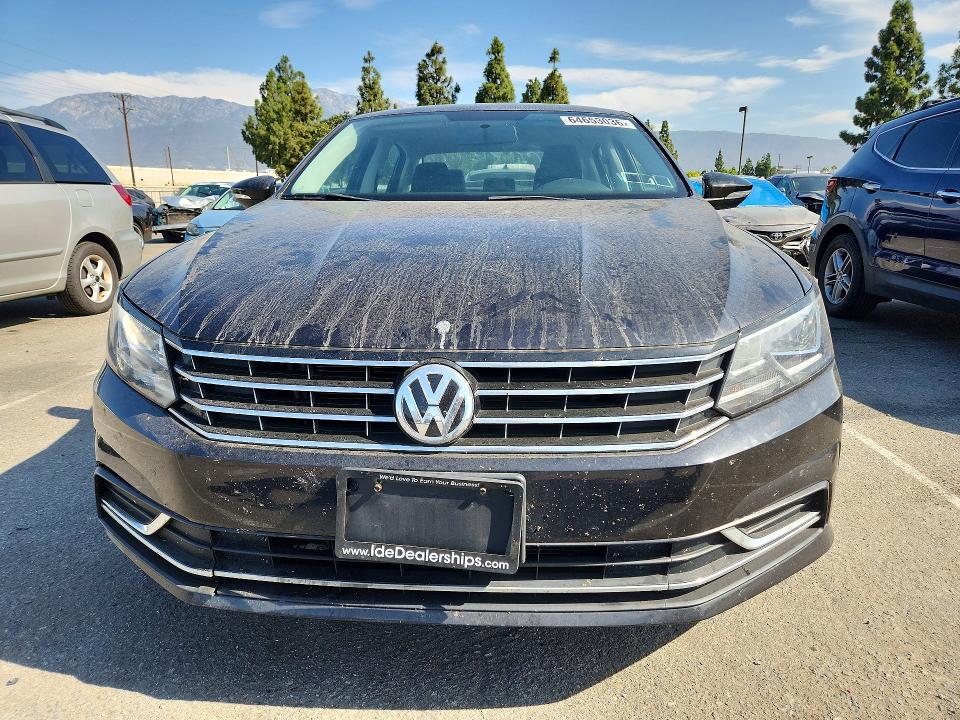 64653036 :رقم المزاد ، 1VWAT7A38HC020260 vin ، 2017 Volkswagen Passat مزاد بيع