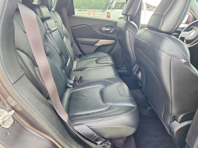 63689396 :رقم المزاد ، 1C4PJMDB5JD599180 vin ، 2018 Jeep Cherokee مزاد بيع