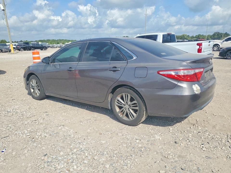 64132136 :رقم المزاد ، 4T1BF1FKXFU903923 vin ، 2015 Toyota Camry مزاد بيع
