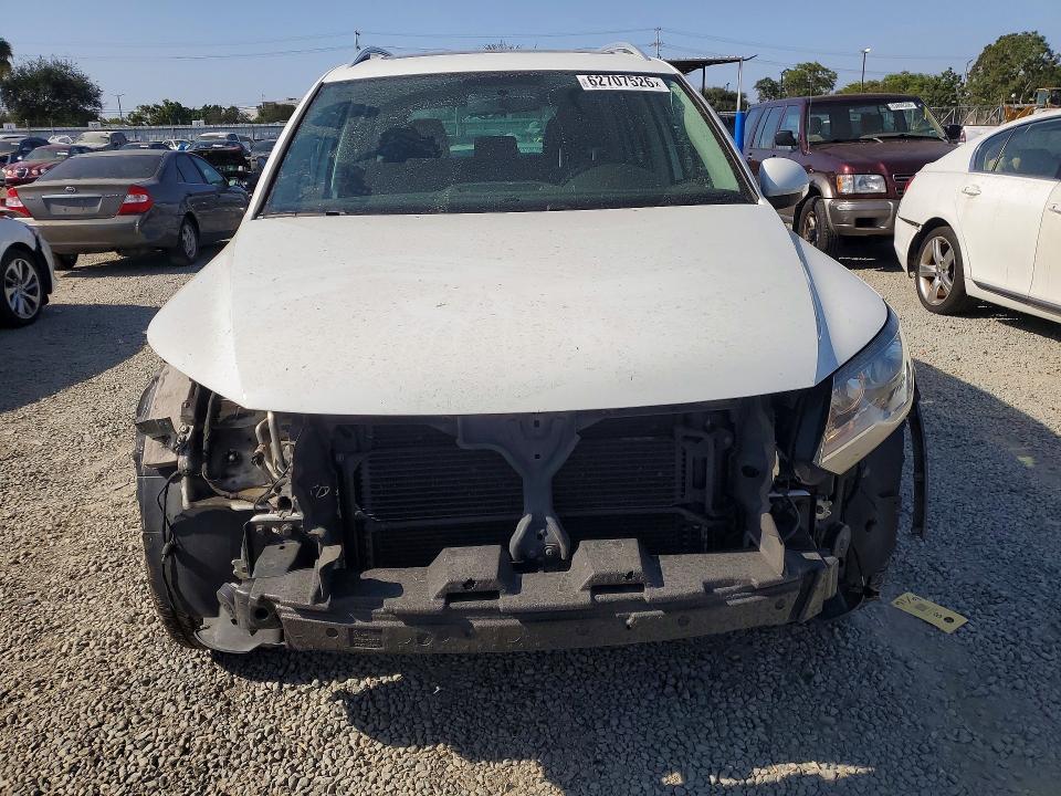 62707526 :رقم المزاد ، WVGAV7AX1FW596845 vin ، 2015 Volkswagen Tiguan مزاد بيع