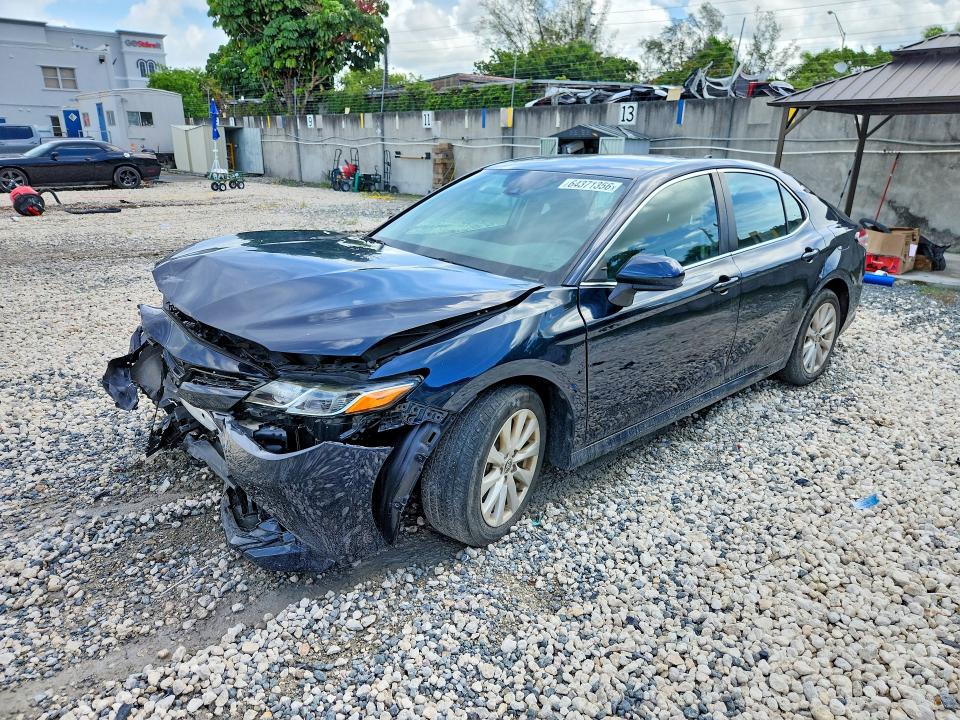 64371356 :رقم المزاد ، 4T1C11AK9LU987674 vin ، 2020 Toyota Camry مزاد بيع