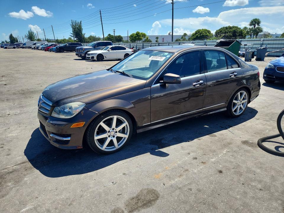 2013 Mercedes-benz C მანქანა იყიდება აუქციონზე, vin: WDDGF4HB5DF971532, აუქციონის ნომერი: 66958736