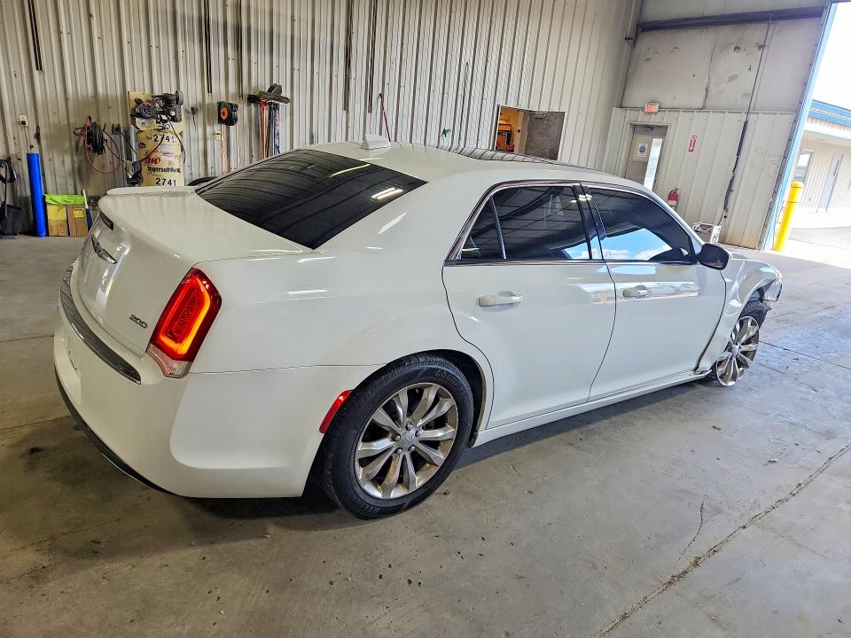 2015 Chrysler 300 მანქანა იყიდება აუქციონზე, vin: 2C3CCARG3FH808393, აუქციონის ნომერი: 66430476