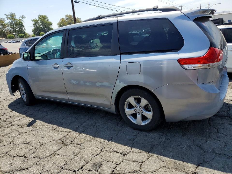 63686756 :رقم المزاد ، 5TDKK3DC4BS020387 vin ، 2011 Toyota Sienna مزاد بيع