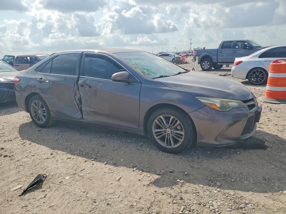 64132136 :رقم المزاد ، 4T1BF1FKXFU903923 vin ، 2015 Toyota Camry مزاد بيع