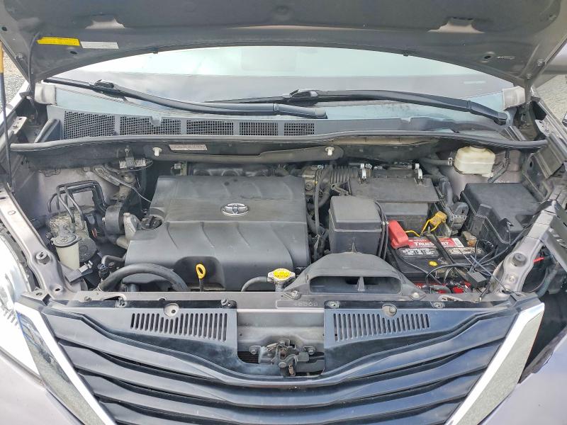 64646736 :رقم المزاد ، 5TDJK3DC6DS053518 vin ، 2013 Toyota Sienna مزاد بيع