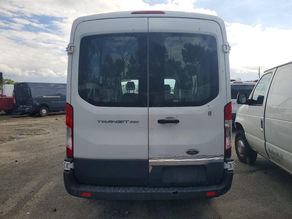 64602576 :رقم المزاد ، 1FTYR1CMXFKA99596 vin ، 2015 Ford Transit مزاد بيع